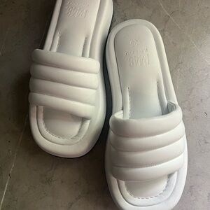 P448 Fergie Slide Sandal